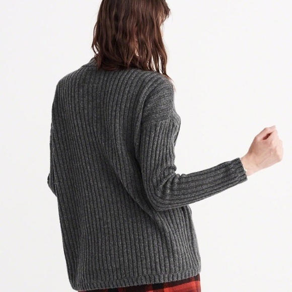NWT Abercrombie & Fitch Gray Boxy Cable Sweater S - Picture 2 of 5